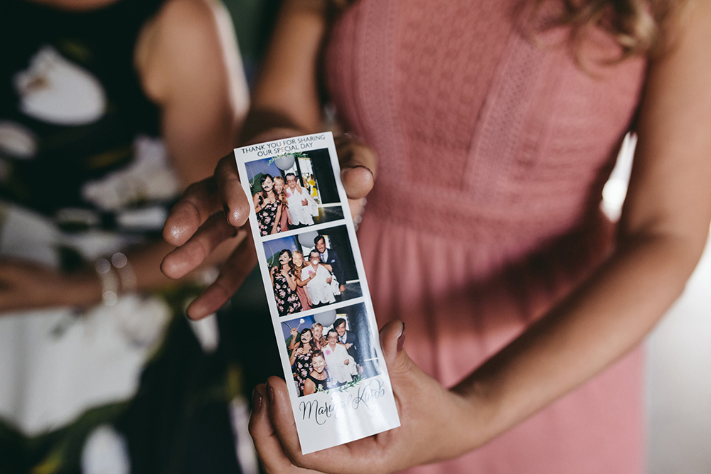 Gezellige groep in de wijngaard met photobooth props